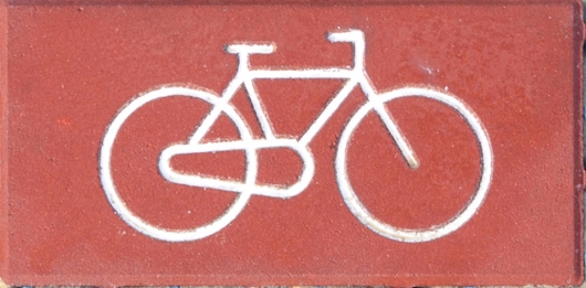 Grabado carril bici en relieve